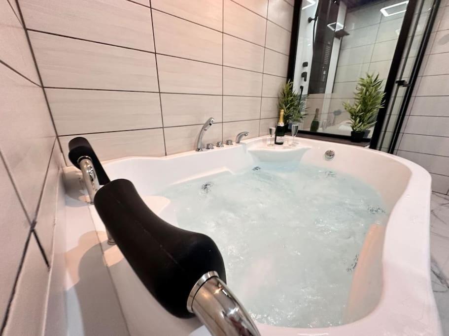 E Servagnat T3 Luxe Avec Sauna Jacuzzi Et Hammam Эперне Экстерьер фото