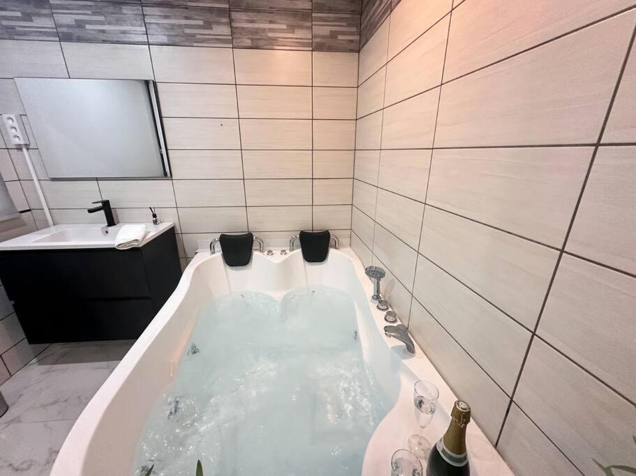 E Servagnat T3 Luxe Avec Sauna Jacuzzi Et Hammam Эперне Экстерьер фото