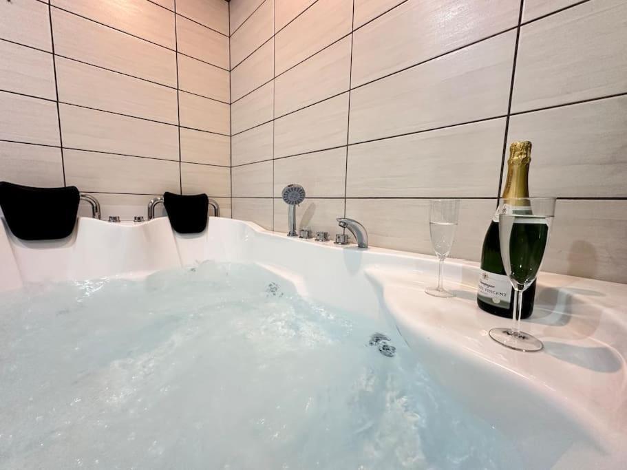 E Servagnat T3 Luxe Avec Sauna Jacuzzi Et Hammam Эперне Экстерьер фото
