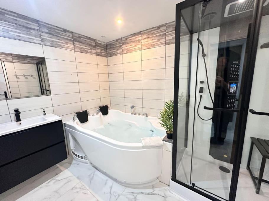 E Servagnat T3 Luxe Avec Sauna Jacuzzi Et Hammam Эперне Экстерьер фото