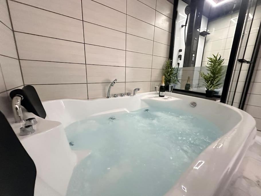 E Servagnat T3 Luxe Avec Sauna Jacuzzi Et Hammam Эперне Экстерьер фото
